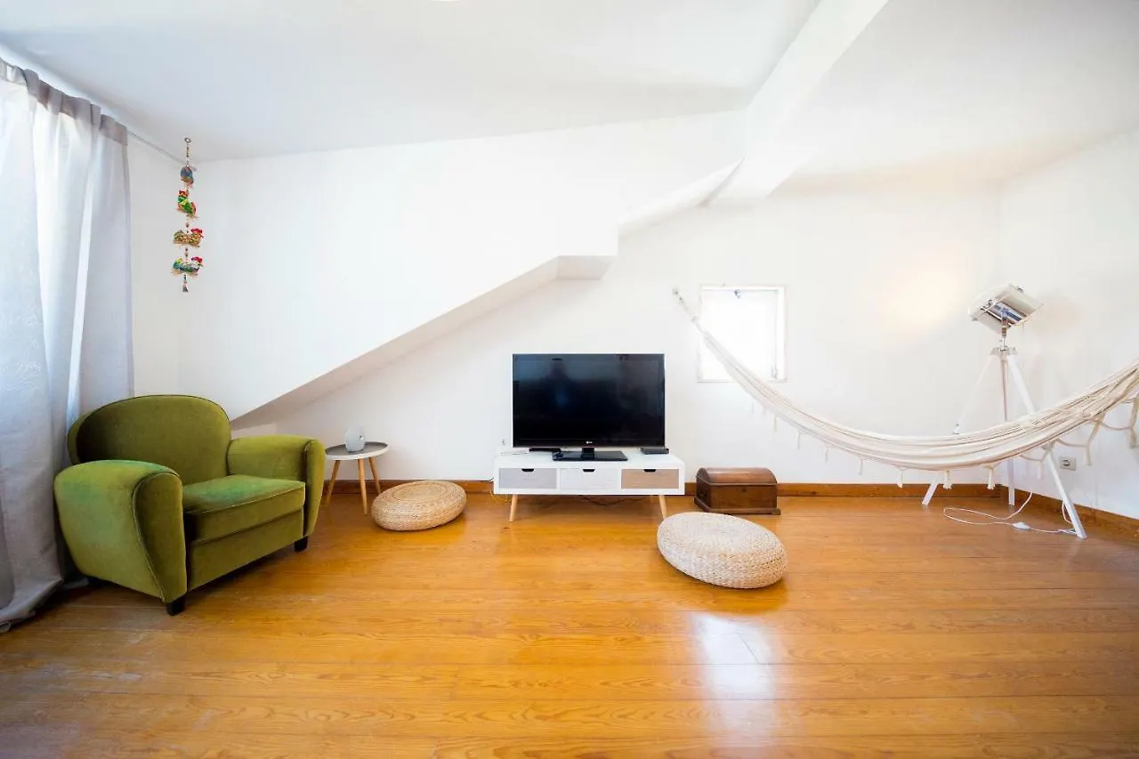 Quiet And Sunny Central Lisbon Apartment contacts