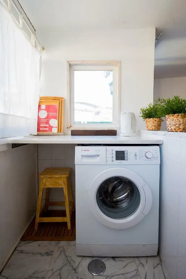 Quiet And Sunny Central Lisbon Apartment