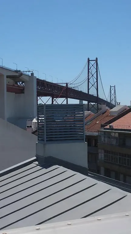Quiet And Sunny Central Lisbon Apartment