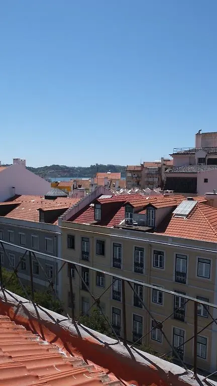 Quiet And Sunny Central Lisbon Apartment