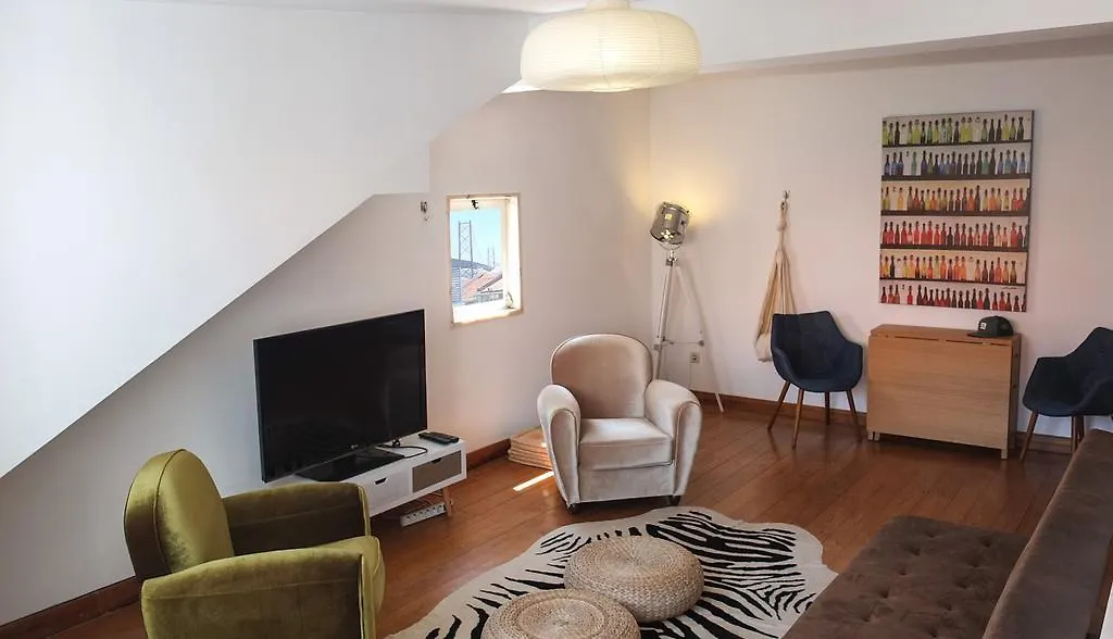 Quiet And Sunny Central Lisbon Apartment