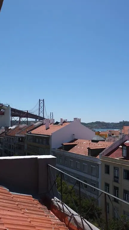 Quiet And Sunny Central Lisbon Apartment